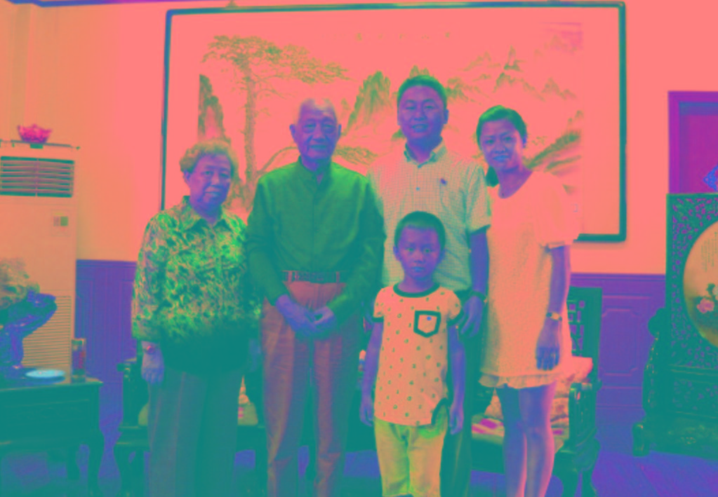 與原南京軍區(qū)政委方祖岐上將夫婦合影留念。